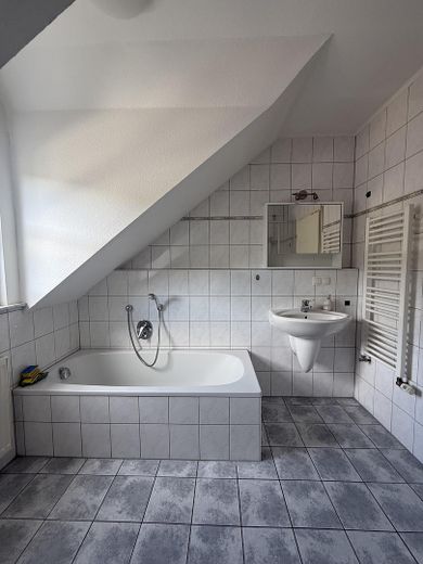 Charmant appartement de 3 pièces dans un quartier calme à Lohr-Sendelbach – Badezimmer