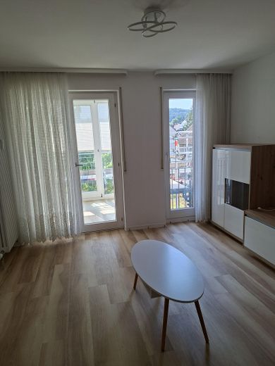 ¡Encantador apartamento pequeño en vivienda tutelada: sin comisión y listo para ocupar! – Wohnzimmer