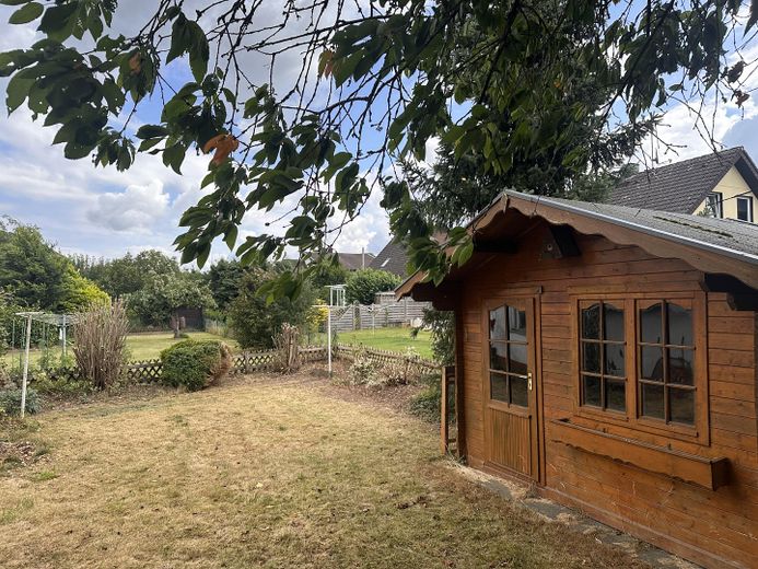 Garten mit Gartenhaus