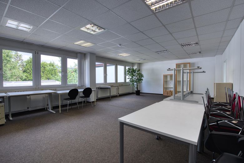 Flexible Büro- und Schulungsfläche mit 225 m² und 4 Stellplätzen in Reutlingen-Sondelfingen – Großzügiger Schulungsraum