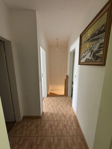 Gepflegtes Reihenmittelhaus in ruhiger Lage mit Garten und Garage – Flur OG