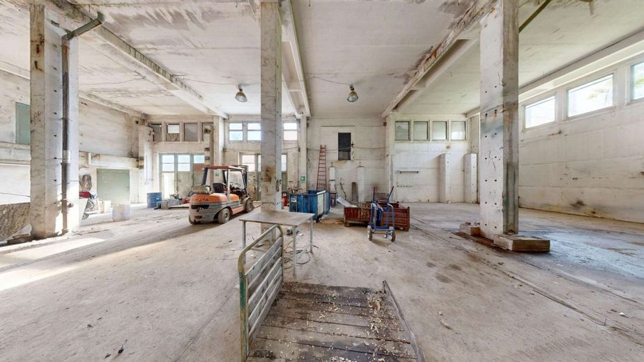Bez prowizji miejsce inwestycyjne o dużym potencjale komercyjnym z halami, budynkami funkcjonalnymi i 2 bunkrami – Westansicht_Halle