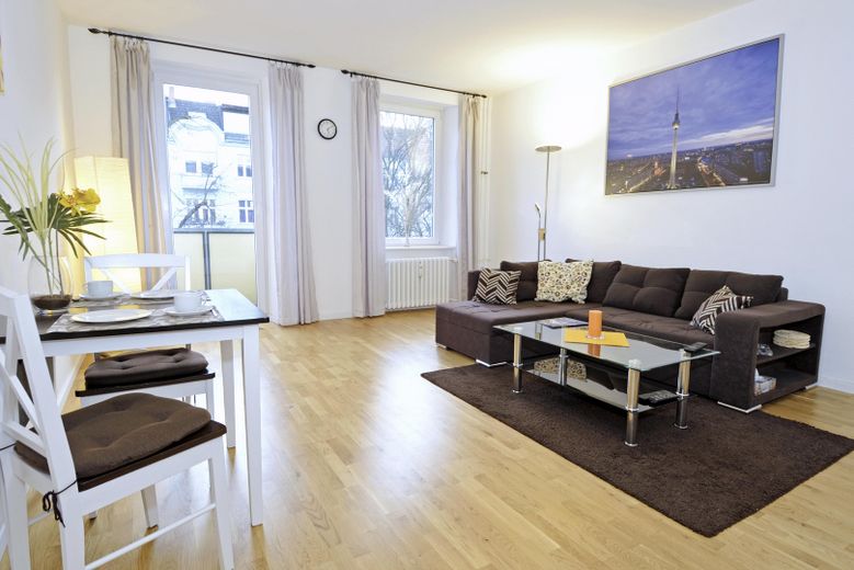 Wohnzimmer mit Balkontür