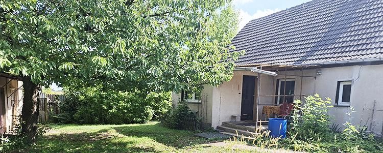 Wustrow/Oderbruch’da komisyonsuz, konutlu ev ve ahırı bulunan ada konumundaki çiftlik satılıktır – Hausansicht vom Innenhof