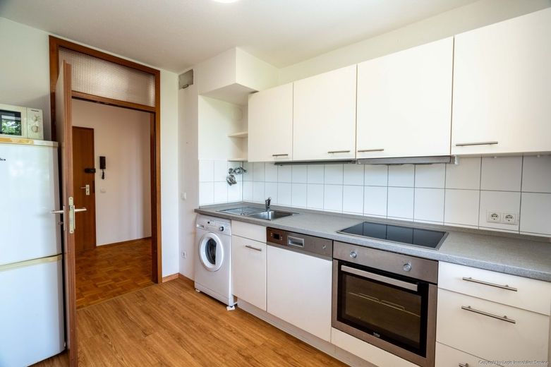 Bezugsfreie 2-Zimmer-Eigentumswohnung mit Sonnenloggia, Aufzug &amp; Tiefgarage – Küche