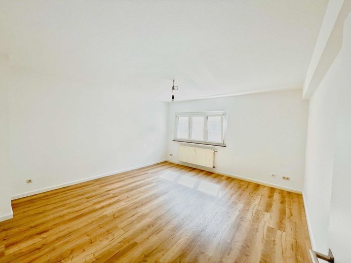 Großes Lichtdurchflutetes Wohnzimmer
