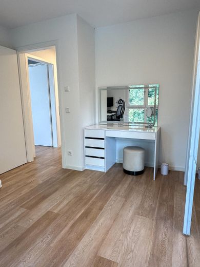 Exklusive 3-Zimmer-Wohnung in Fürth-Burgfarrnbach – hochwertige Küche, Balkon, Aufzug & TG – Büro 3