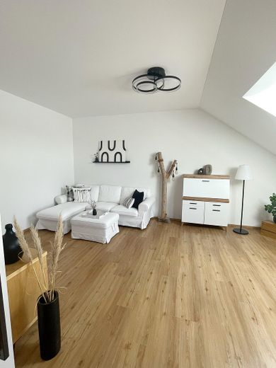 Stylowe 3-pokojowe mieszkanie na poddaszu z tarasem dachowym o powierzchni 32 m² od strony południowej – Wohnbereich