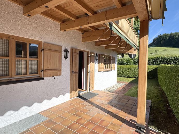Wunderschöne 4-Zimmer-Wohnung mit traumhaftem Bergblick und 2 großzügigen Hobbyräumen! – Terrasse