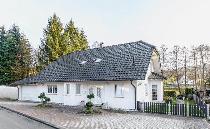 Charmantes Einfamilienhaus in idyllischer Lage von Waldbröl - Rossenbach – Gebäudefront mit Garage 