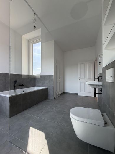 سكن أول حصري - شقة قديمة أنيقة 4 غرف في موقع مركزي – Badezimmer (Tageslicht)