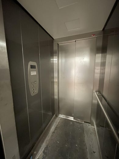 Zentrale Ladenfläche mit hoher Sichtbarkeit, großer Schaufensterfront und Stellplätzen – Aufzug