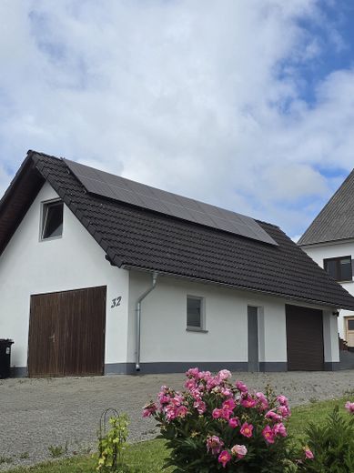 Zweifamilienhaus mit Ferienhaus und zus. Grundstück, neue Wärmepumpe und PV-Anlage - Provisionsfrei – PV-Anlage Garage zum Hof
