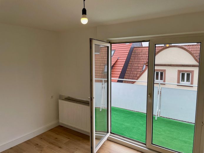 Renovierte 2,5-Raum-Penthouse-Wohnung mit Balkon in Kaiserslautern – Wohnzimmer Blick Balkon