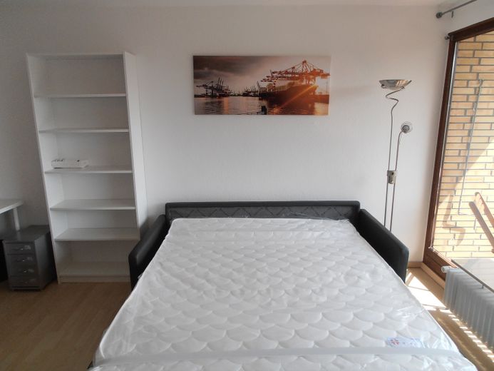 Voll ausgestattete Balkonwohnung in Schenefeld – Sofa als Bett  