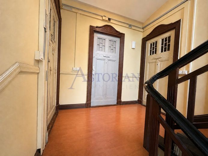Bezugsfrei! Altbaucharme mit Gestaltungspotenzial - 2,5 Zimmer im Herzen von Friedrichshain – Treppenhaus 1