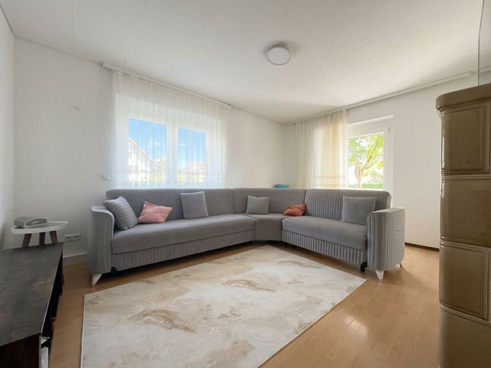IN RUHIGER LAGE DENKENDORFS - helle hochparterre Wohnung mit Tageslichtbad, SüdbaIkon und Stellplatz – Wohnzimmer