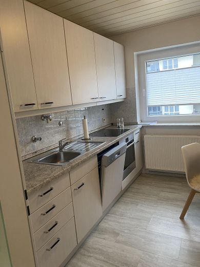 Einbauküche mit großem Fenster