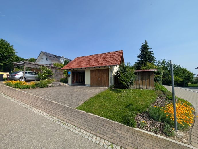 Doppelgarage von Strasse aus