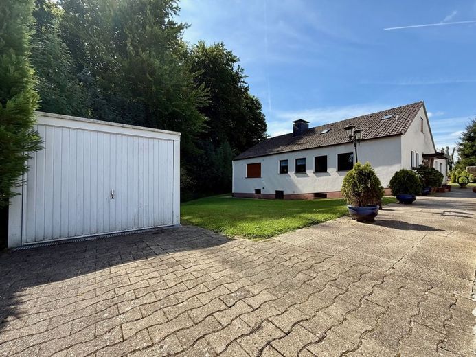 Fröndenberg-Ardey: Freistehendes Wohnhaus mit Gartenoase am Ende einer Sackgasse! – Frontansicht Haus mit Garage