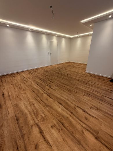 Sogno abitativo inondato di luce a Köln Weiden – spazioso appartamento di 3 locali con balcone – Helles Wohnzimmer 