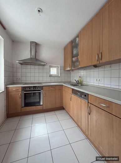 Helle 3-Zimmer-Erdgeschosswohnung mit Terrasse, Garten und Fußbodenheizung, Stellplätze optional – Küche (KI-leergeräumt)