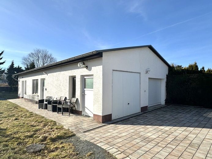 HORN IMMOBILIEN ++ Einfamilienhaus mit Nebengebäude und schönem Grundstück, ruhige Lage – Nebengebäude mit zwei Garagen