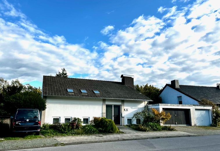 links Stellplatz rechts Garage