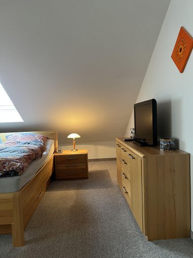 Helle 2-Zimmer Dachgeschosswohnung in Großenseebach mit großem Balkon - BITTE KEINE MAKLERANFRAGEN – Schlafzimmer