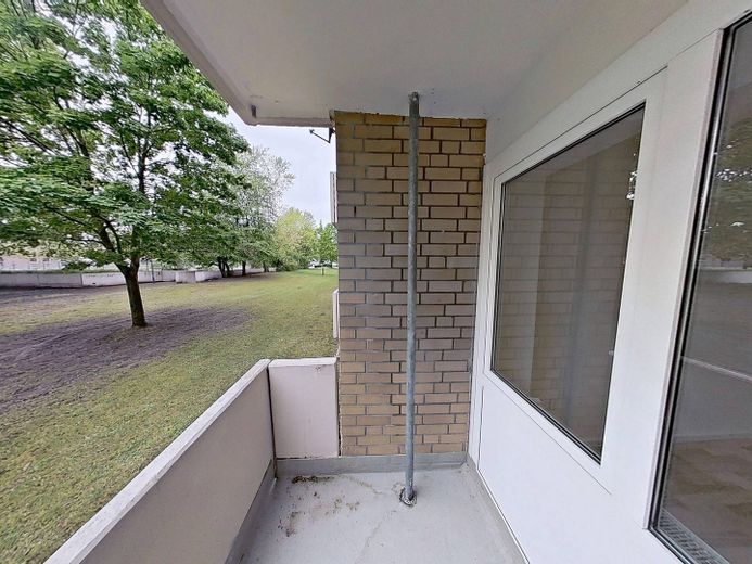 Große 2-Zimmer-Erdgeschosswohnung mit schönem BALKON – Balkon