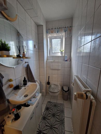 Seltene Gelegenheit in Holtorf: Großzügiges Zweifamilienhaus mit Terrasse und Garage – Gäste WC im Erdgeschoß
