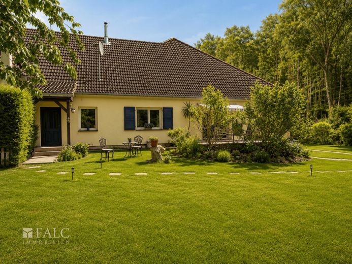 ***Doppelhaushälfte mit Halle und großem Grundstück in Traumlage am Sievertsee*** – Hofansicht 1