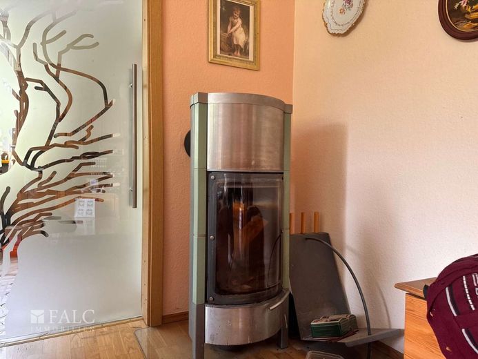 Energieeffizienzhaus A - provisionsfrei - Angebotspreis 61.000 EUR unter Verkehrswertgutachten – Kamin im Wohnzimmer