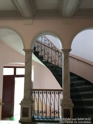 3-Zimmer-Dachgeschoss Wohnung mit BALKON, PKW-Stellplatz und offener Küche im Wohnzimmer zu vermieten! – Treppenaufgang