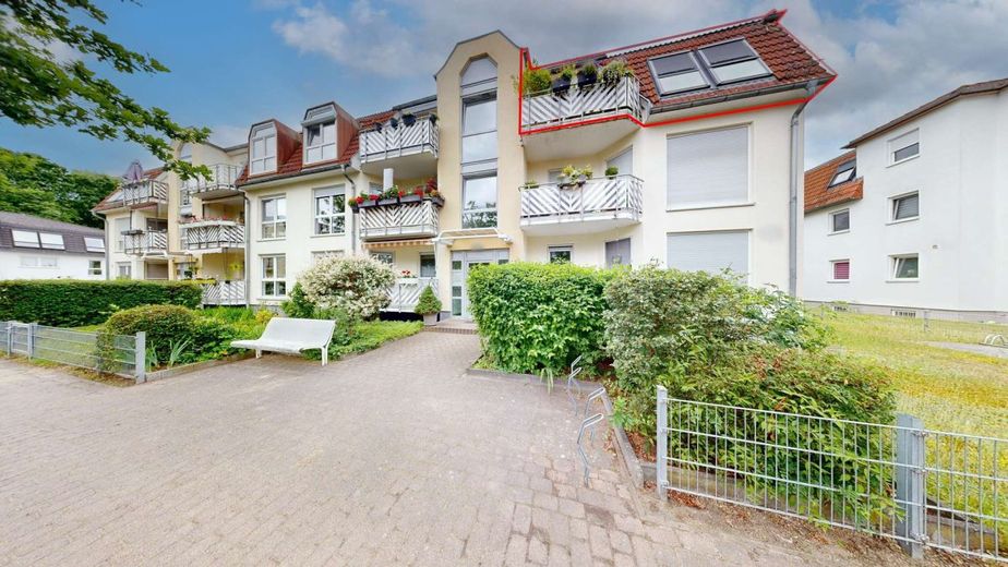 Helle Dachgeschosswohnung mit Balkon in ruhiger, grüner Lage vor den Toren Berlins – Straßenansicht