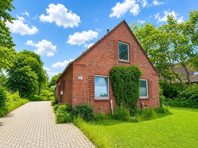 6.000 m² Freiheit an der Nordsee - 
Kamin, Altbaumbestand &amp; Privatsphäre – Titel