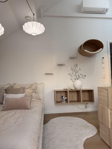Exklusive neuwertige Traumwohnung: Klimatisiert, voll möbeliert - – Haupt-Schlafzimmer