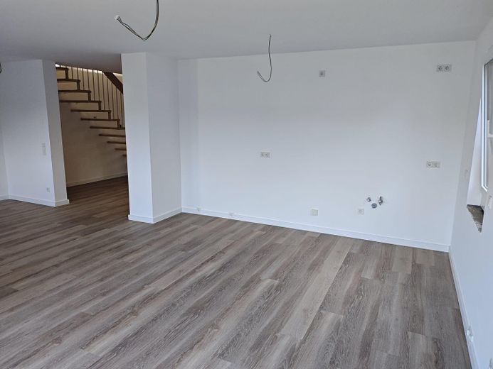 2026’da ilk kez oturuma hazır: Magdeburg’un güneyinde ikiz evin yarısı – bahçe, şömine, ısı pompası, 150 m², A+ – Wohnzimmer, offene Küche 1