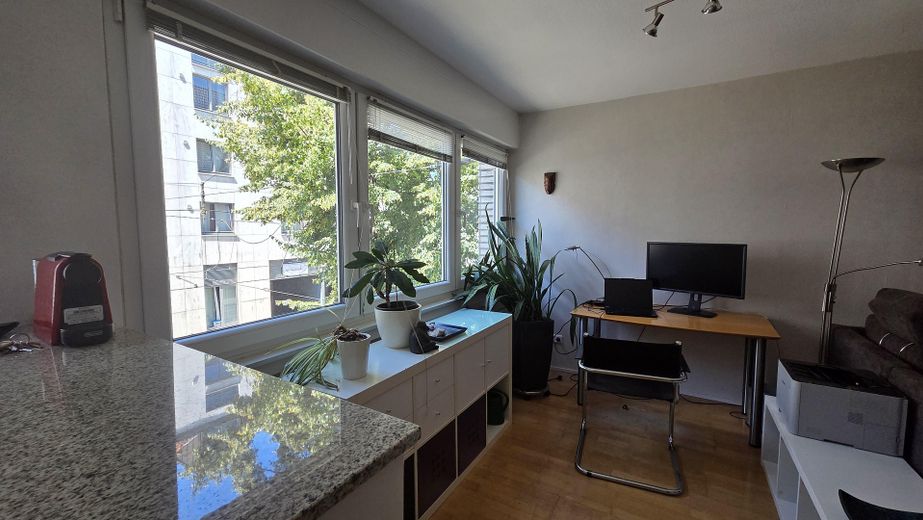 Vivienda moderna en Unterbilk: elegante apartamento con plaza de garaje subterráneo. – Wohnbereich mit großer Fenster