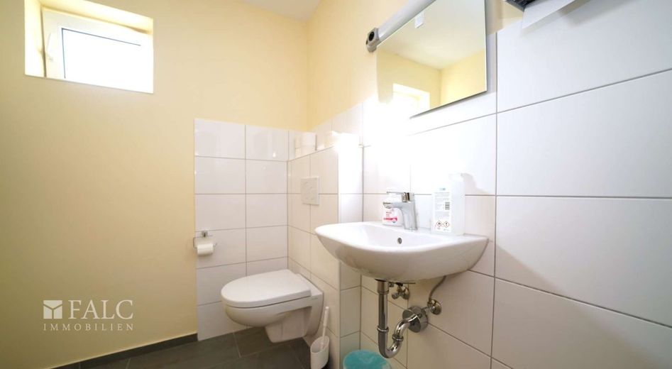 Geschäftsleute aufgepasst! Großzügiges Mietobjekt mit vielen Nutzungsmöglichkeiten - FALC Immobilien – WC