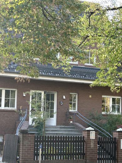 Güneşli güney bahçesi, ticari birimi ve çeşitli kullanım olanaklarıyla temsili villa – Haupteingang Nordseite