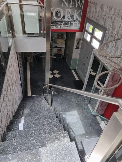 Habiter et travailler de manière représentative à un niveau élevé // avec licence commerciale ou activité libérale – Offenes Treppenhaus