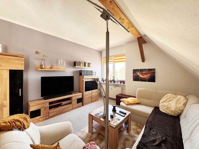 Extravagante Wohnung mit exklusivem Bad und Balkon sowie privatem Stellplatz und Einbauküche – Wohnzimmer