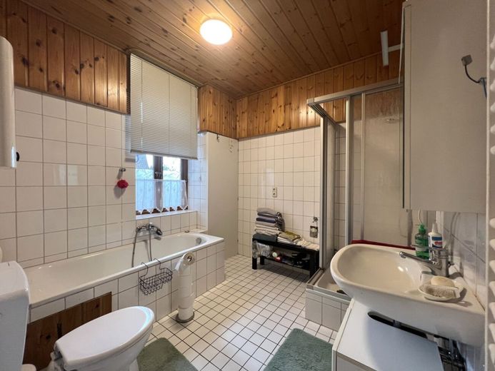 Historische Architektur mit Raum für Visionen – Badezimmer mit Tageslichtfenster