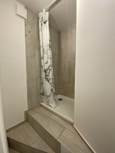 Reformado, amueblado, primera ocupación, entrada propia, céntrico – Dusche/Bad