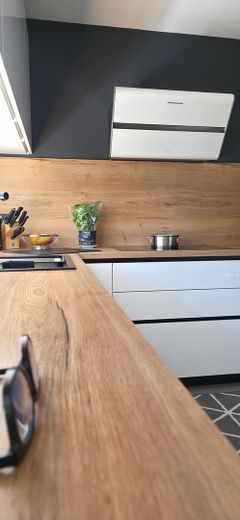 Hochwertiges Architektenhaus mit Wintergarten, Teich und 1.541 m² Grundstück in Albstadt-Tailfingen – Küche mit Holzdetails