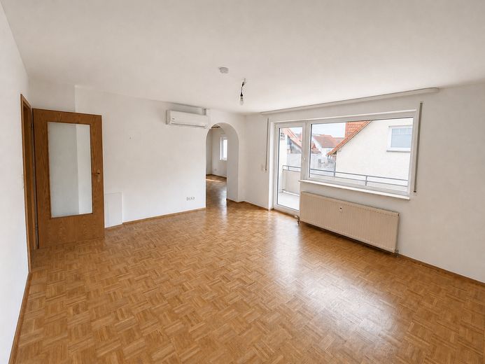 Großzügige 4-Zimmer-Wohnung mit Balkon, EBK & Klimaanlage – Wohnzimmer mit Klimaanlage