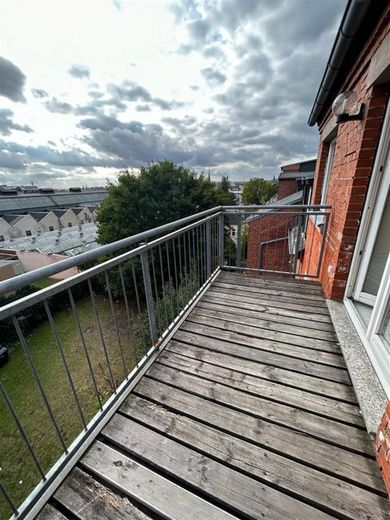 Großzügige DG 2-Zimmer mit Laminat, EBK, Balkon und Wannenbad! – photo-2023-10-05-16-18-29~05