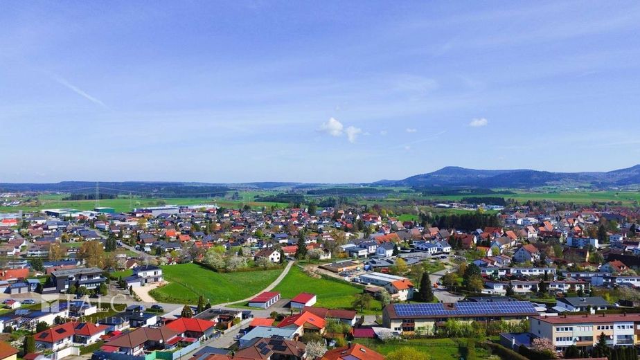Sofort bezugsfreie 2-Zimmer-Wohnung mit Balkon und Aufzug in Aldingen – Ortschaft/Landschaft Ausblick