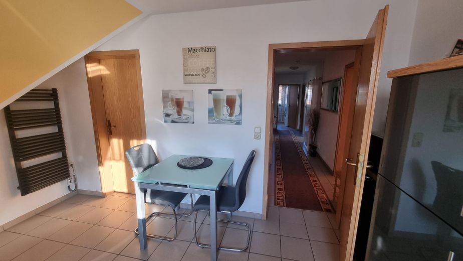 Küche mit Speisekammer links